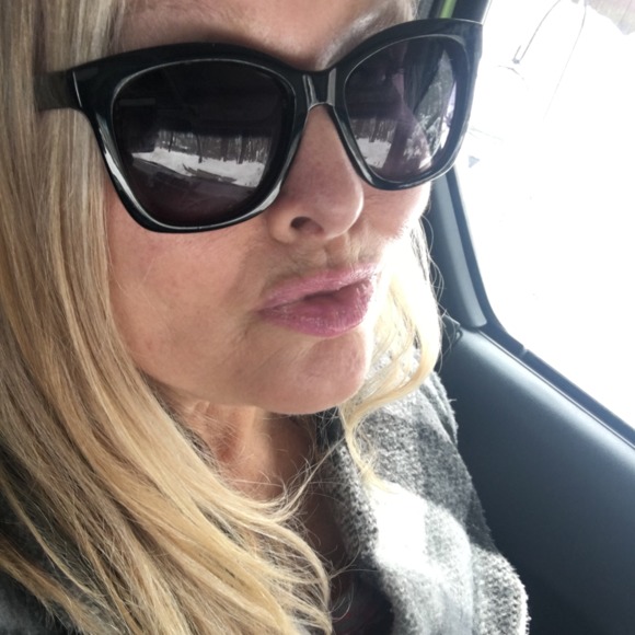 Meet your Posher, Cindy - Picture 2 of 2